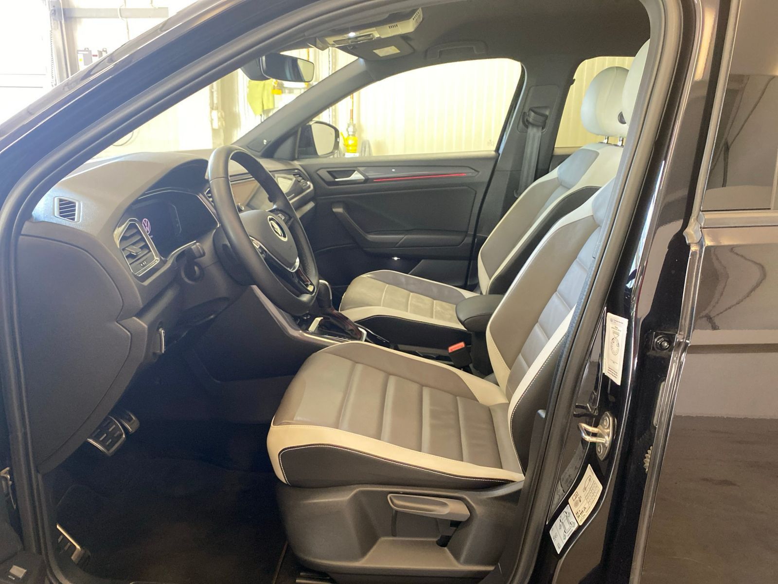 Volkswagen T-Roc 1.5 TSI Sport R-Line - Samsaru's Car Outlet