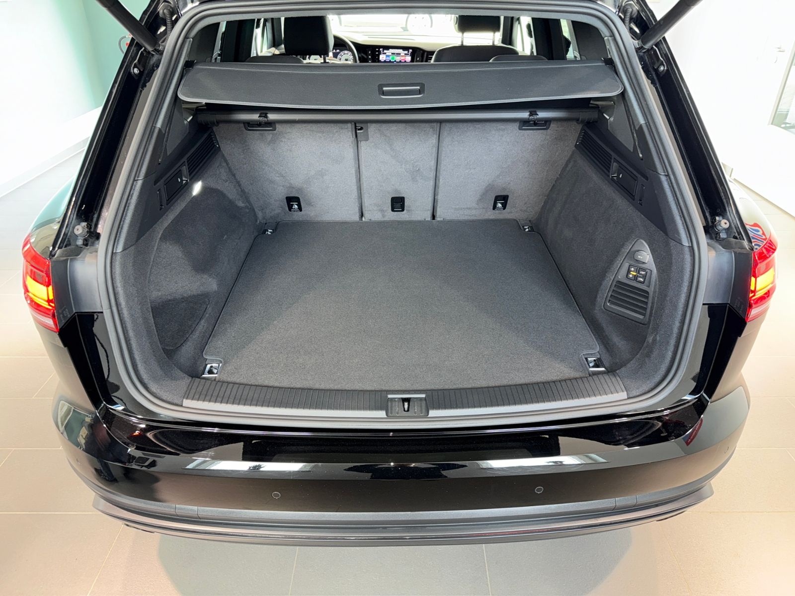 Volkswagen Touareg 3.0TDI V6 4MOTION - Samsaru's Car Outlet