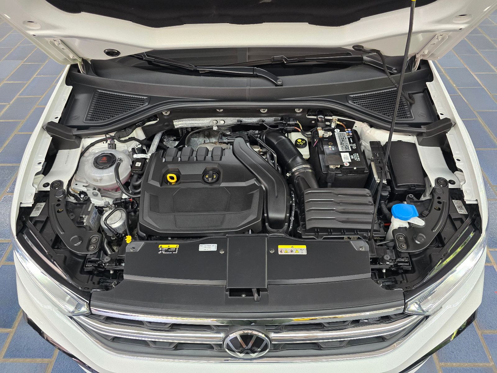 Volkswagen T-Roc R-Line Sport - Samsaru's Car Outlet