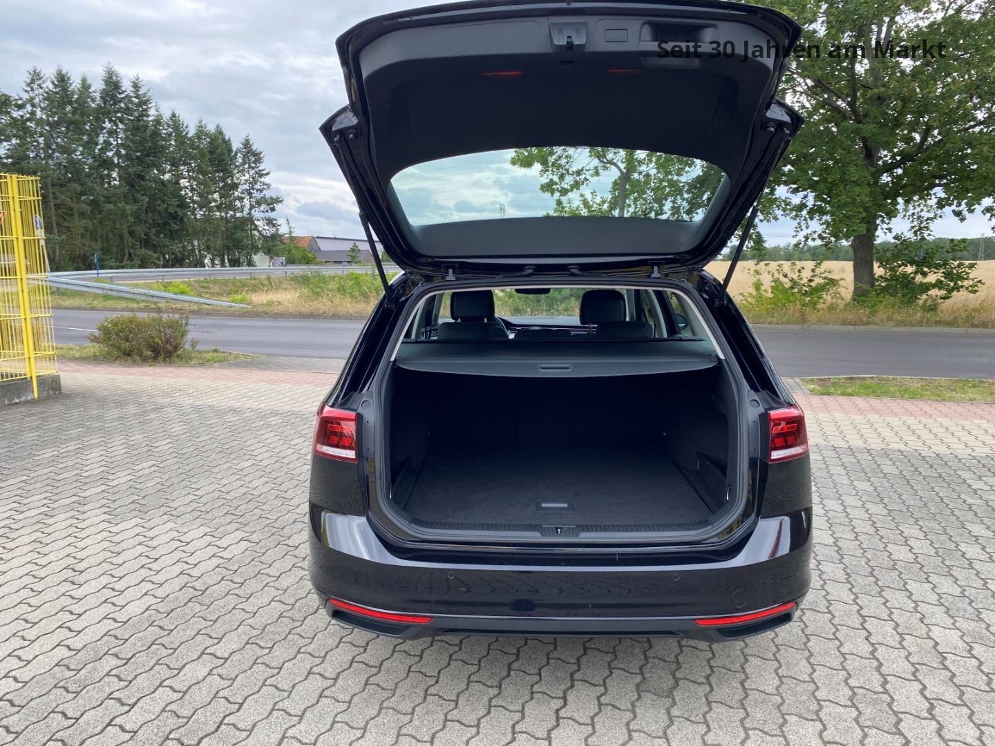 Volkswagen Passat Variant Business 2.0 TDI - Samsaru's Car Outlet