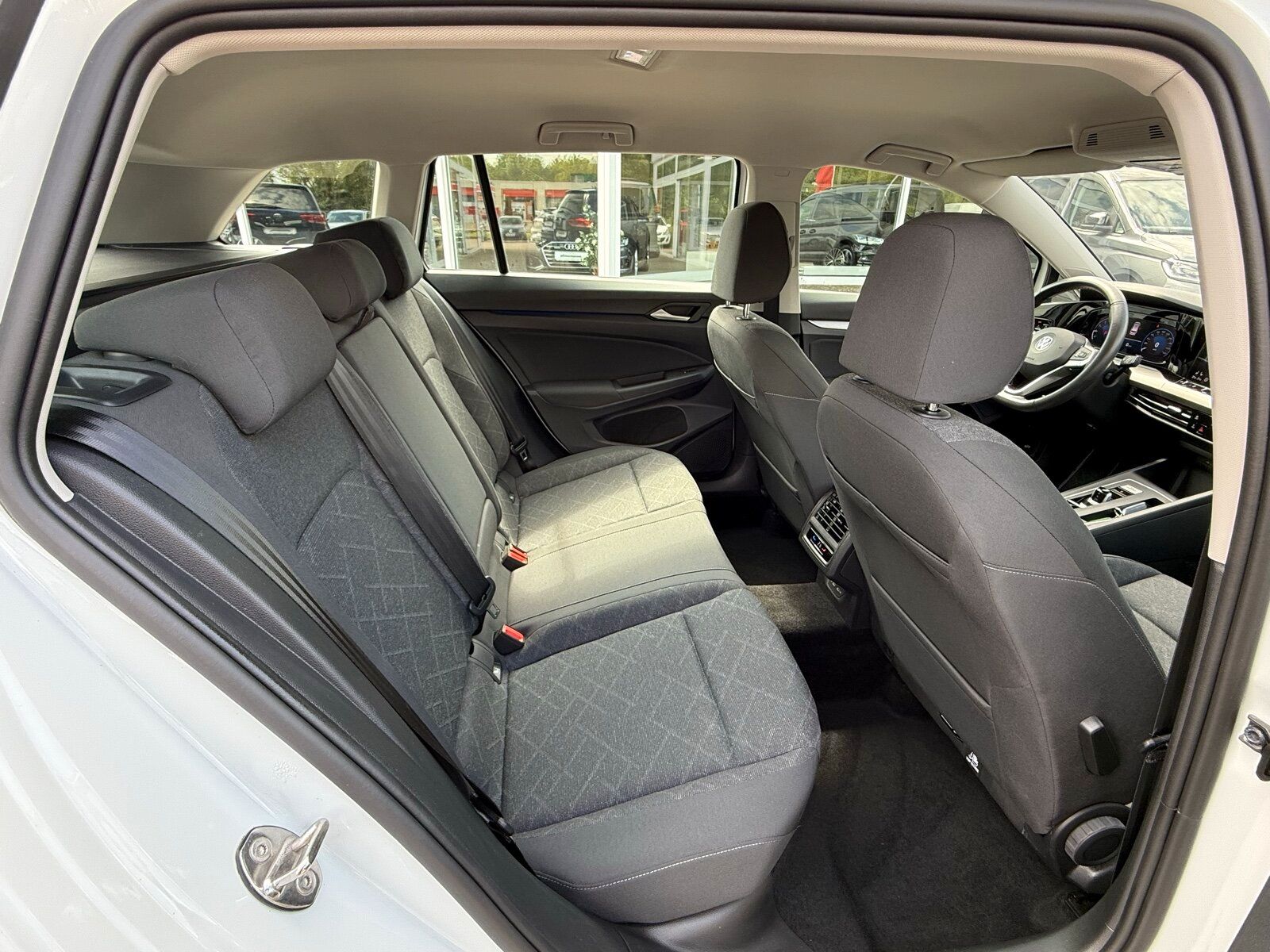 Volkswagen Golf VIII 1.5 eTSI Life - Samsaru's Car Outlet
