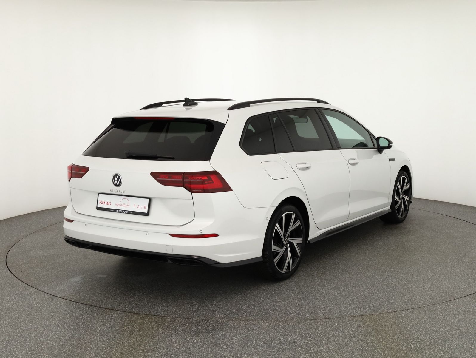 Volkswagen Golf VIII Variant 2.0 TSI DSG R-Line - Samsaru's Car Outlet