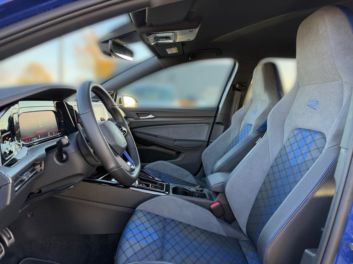 Volkswagen Golf VIII R 2.0 TSI 4Motion - Samsaru's Car Outlet