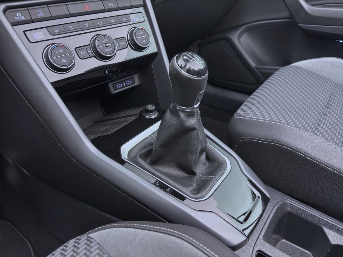 Volkswagen T-Roc 1.5 TSI R-LINE - Samsaru's Car Outlet