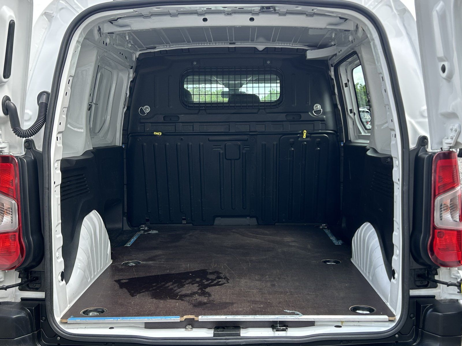 Peugeot Partner 1.5 BlueHDi - Samsaru's Car Outlet