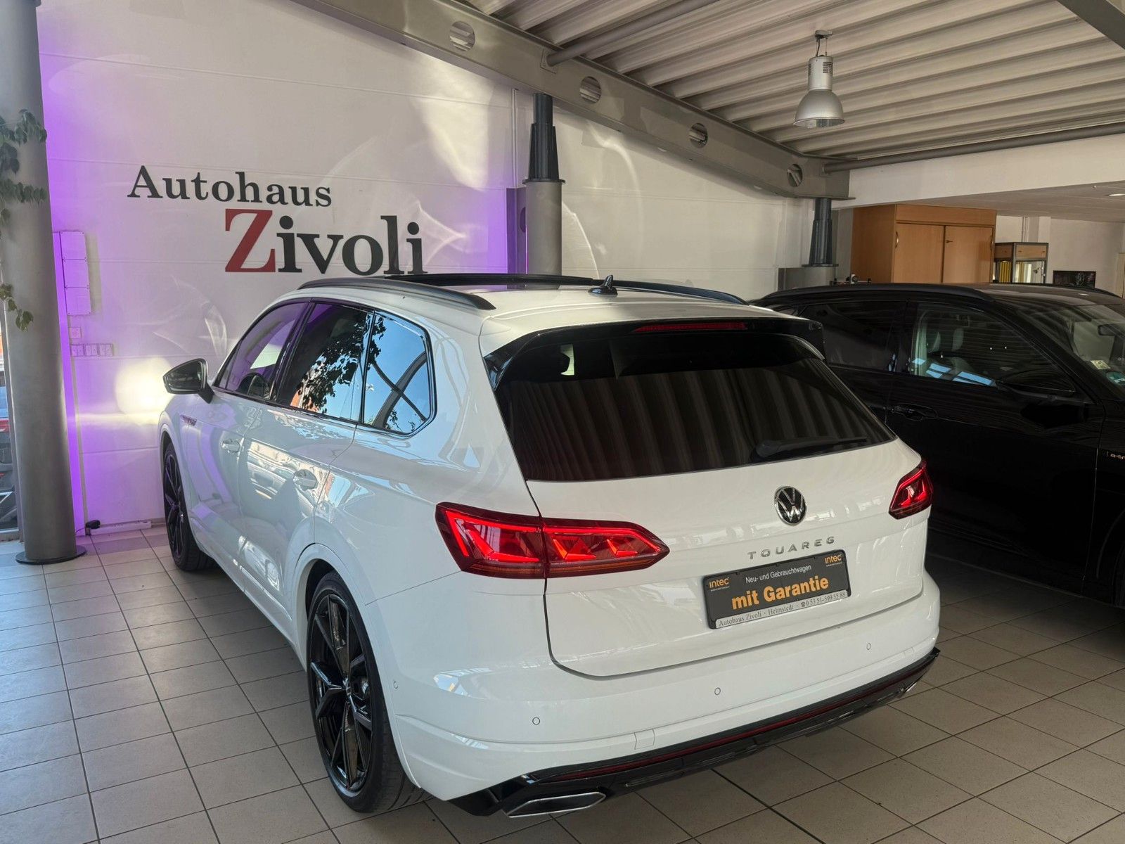 Volkswagen Touareg R-Line BLACK 3.0 TDI - Samsaru's Car Outlet