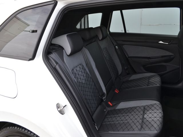 Volkswagen Golf VIII Variant 2.0 TSI DSG R-Line Black - Samsaru's Car Outlet