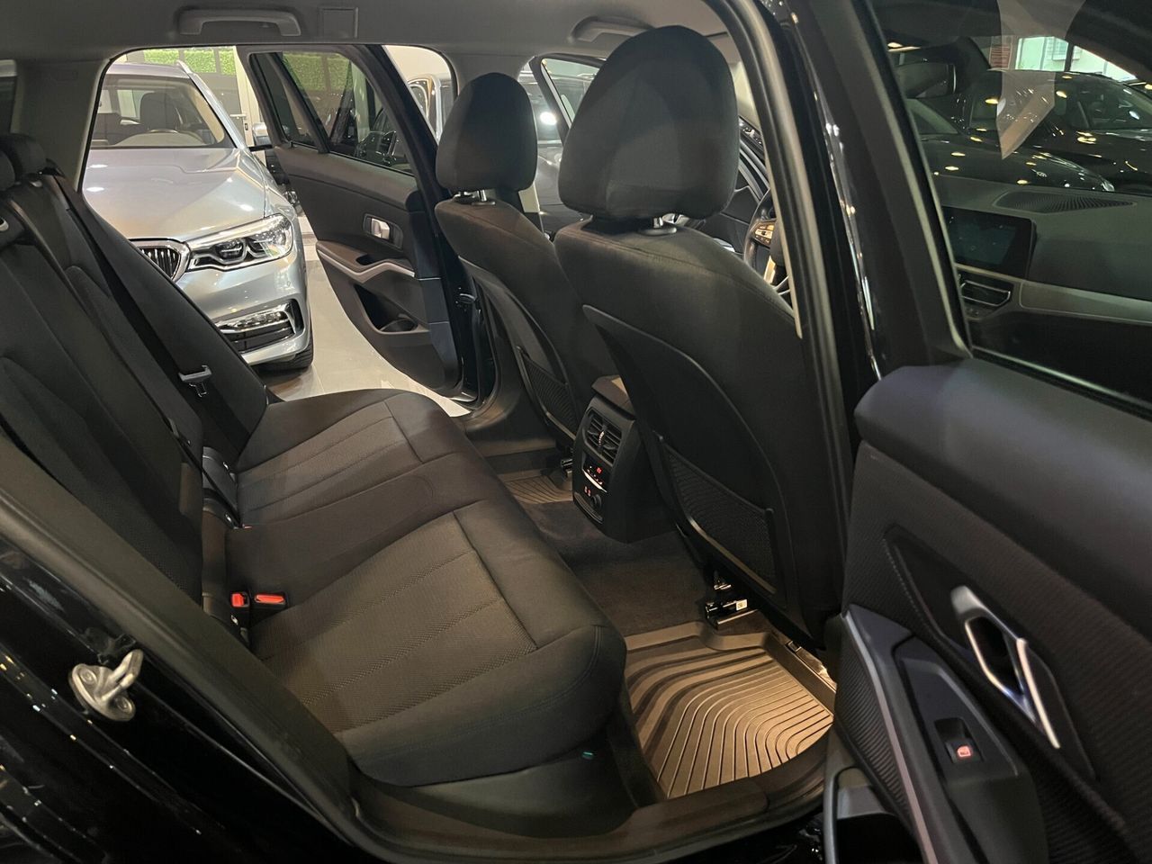 BMW 320d Touring xDrive Business - Samsaru's Car Outlet