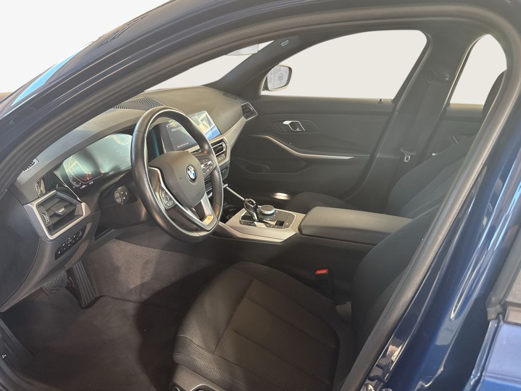 BMW 320i Aut. Advantage - Samsaru's Car Outlet