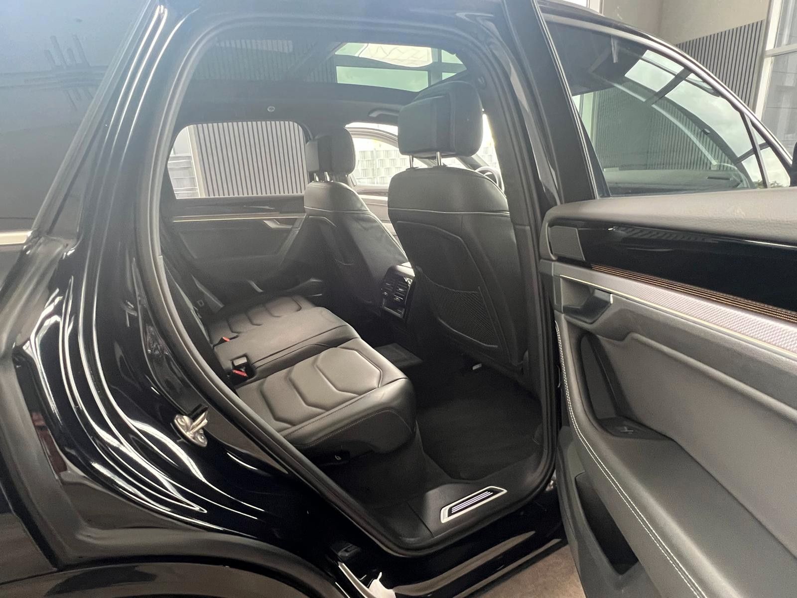 Volkswagen Touareg 3.0 TDI R-Line 4M - Samsaru's Car Outlet