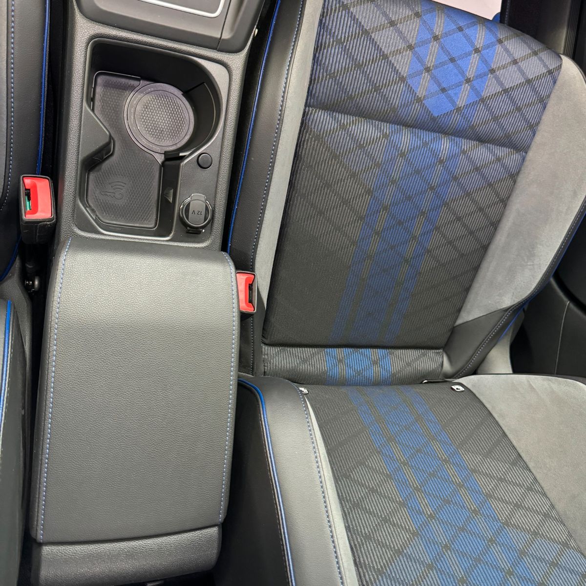 Volkswagen Golf VIII R 4Motion - Samsaru's Car Outlet