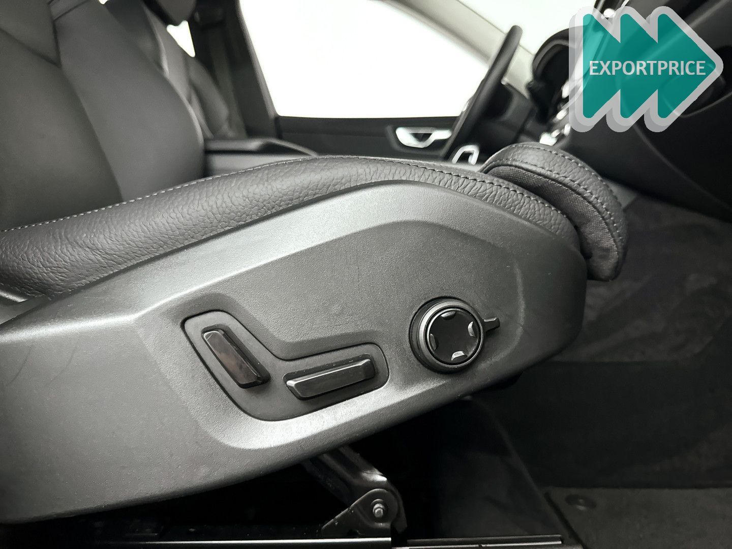 Volvo XC60 T6 Plug-in hybrid AWD Plus Dark | panorama