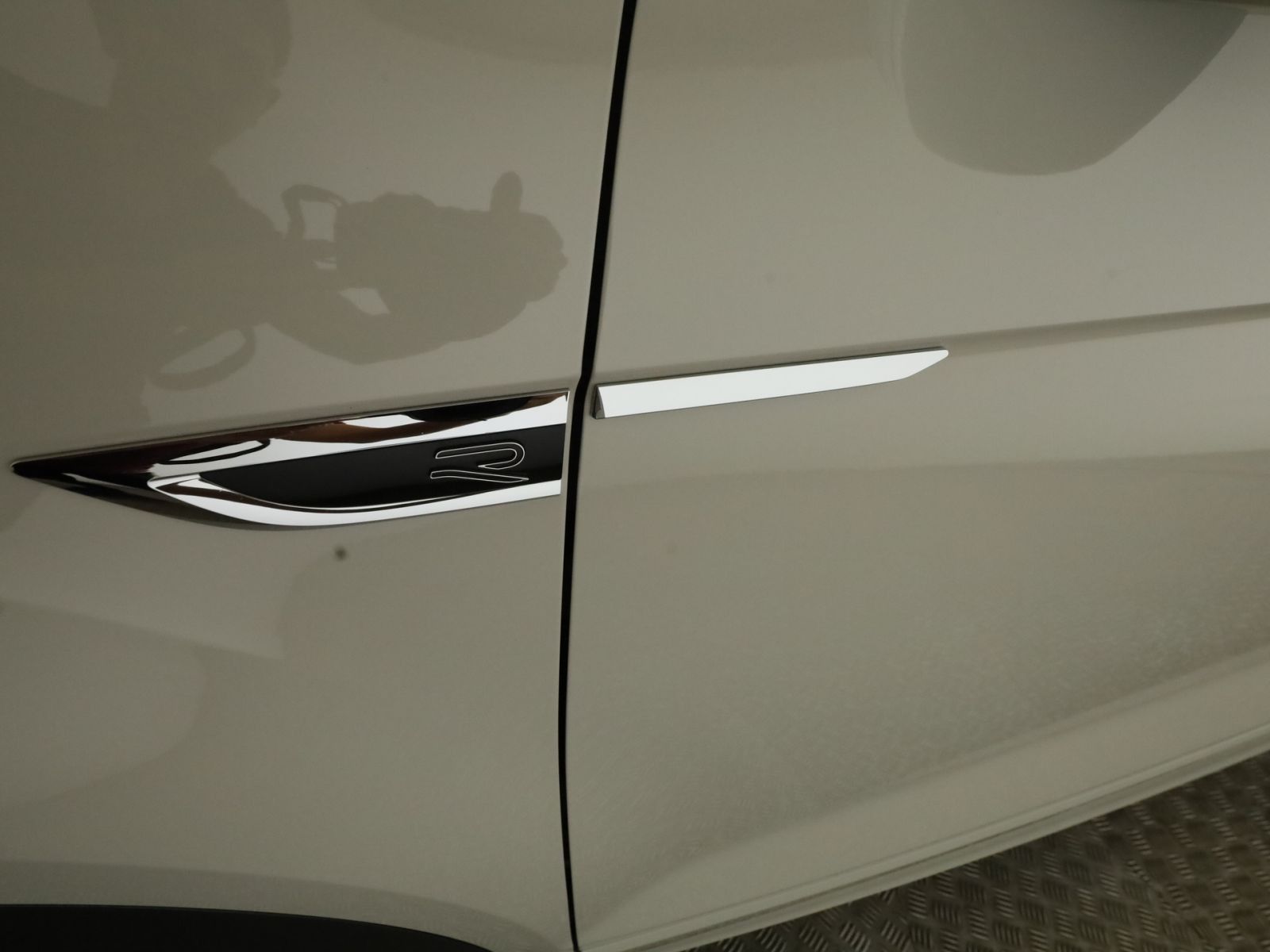 Volkswagen T-Roc 1.5 TSI R-Line - Samsaru's Car Outlet