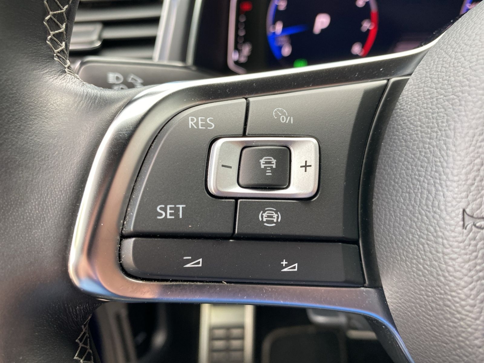 Volkswagen T-Roc 2.0 TSI 4Motion R-Line - Samsaru's Car Outlet