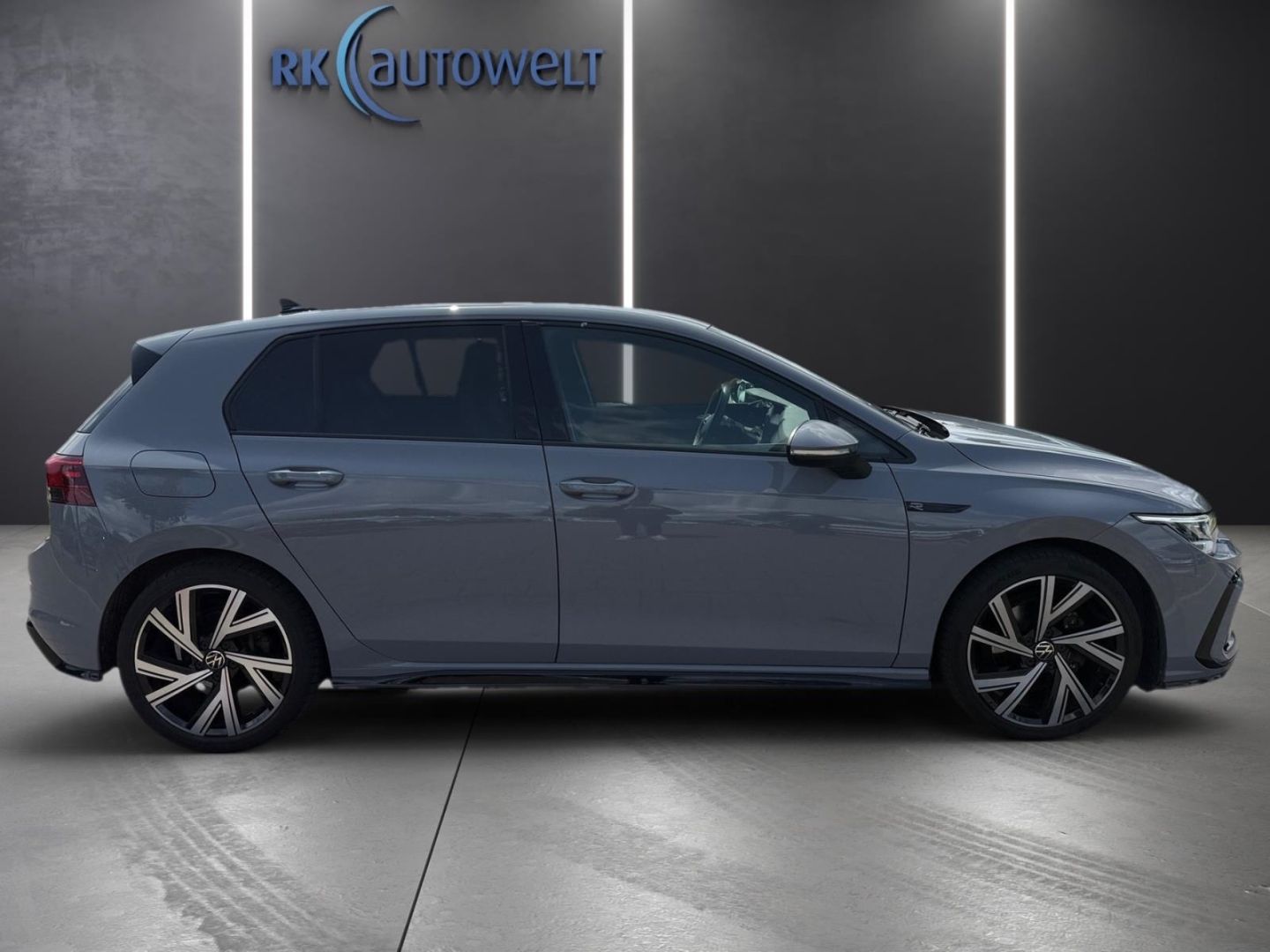 Volkswagen Golf 8 VIII R-Line 1.5 eTSI - Samsaru's Car Outlet