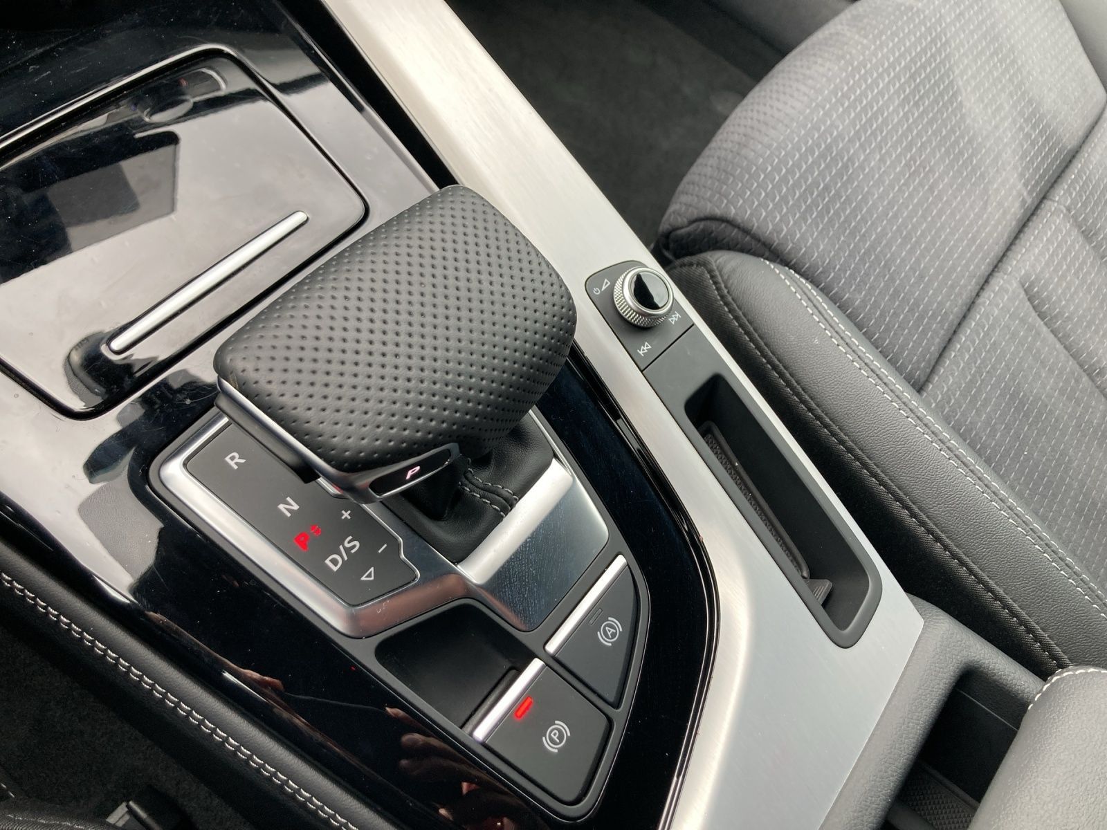 Audi A4 Avant 40 TFSI Q 2x S LINE AHK MATRXI-LED LM19