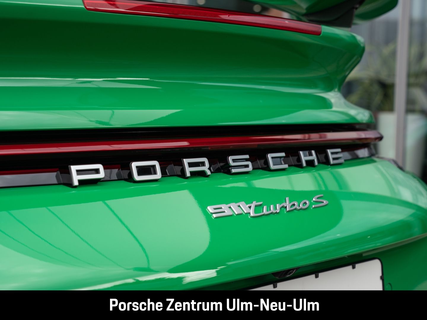Porsche 992 911 Turbo S Pythongrün Sportabgasanlage LED