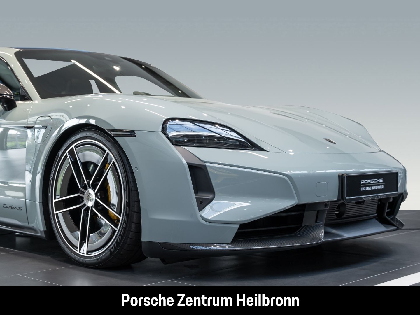 Porsche Taycan Turbo S Burmester Surround-View Head-Up