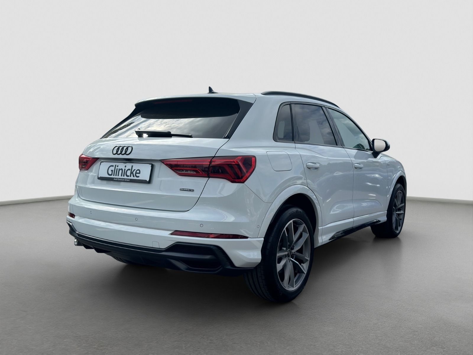 Audi Q3 40 TFSI quattro S line - Samsaru's Car Outlet