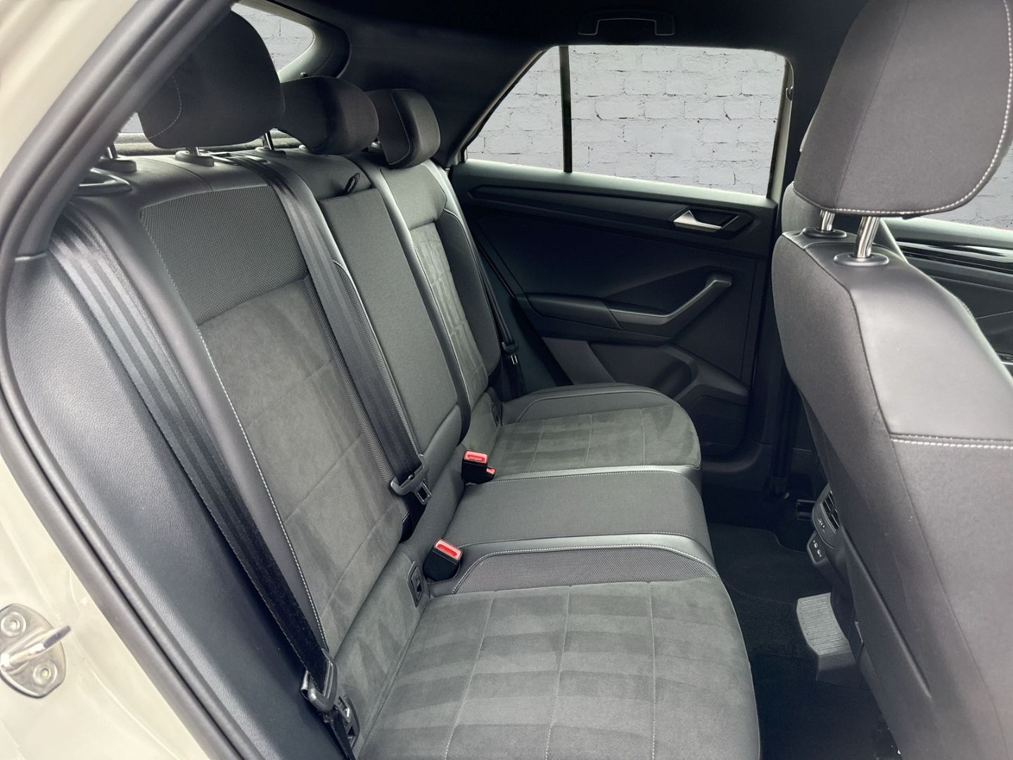 Volkswagen T-Roc 2.0 TDI R-Line - Samsaru's Car Outlet