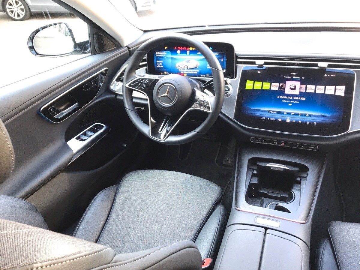 Mercedes-Benz E 200 - Samsaru's Car Outlet