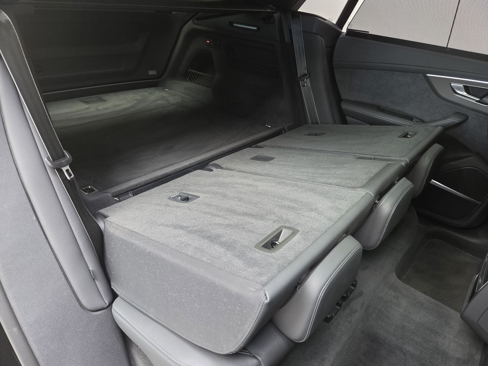 Audi RSQ8 Sportabgas AHK Standhzg. Black+ RS-Design