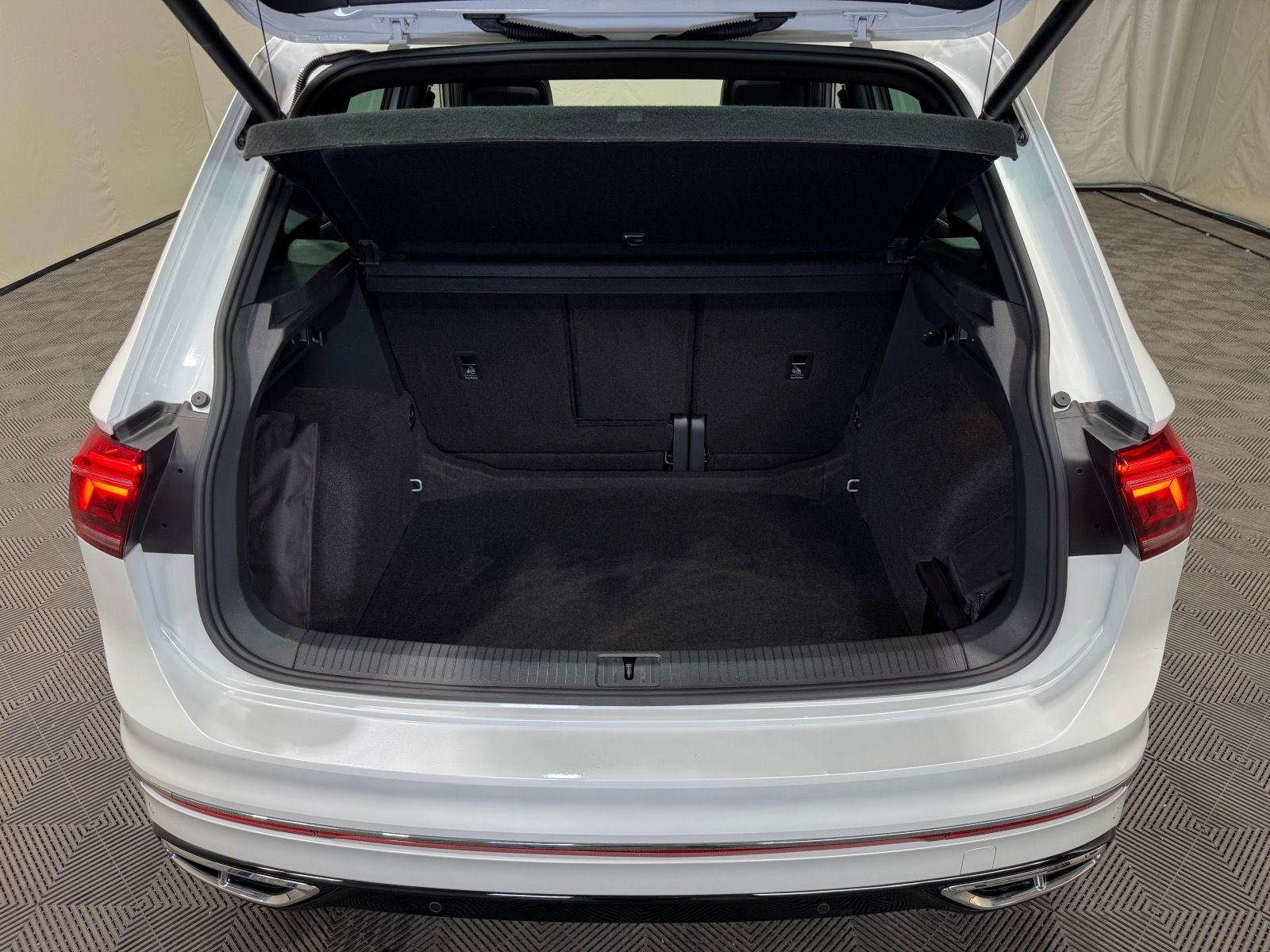 Volkswagen Tiguan R-Line 2.0 TDI DSG 4M - Samsaru's Car Outlet