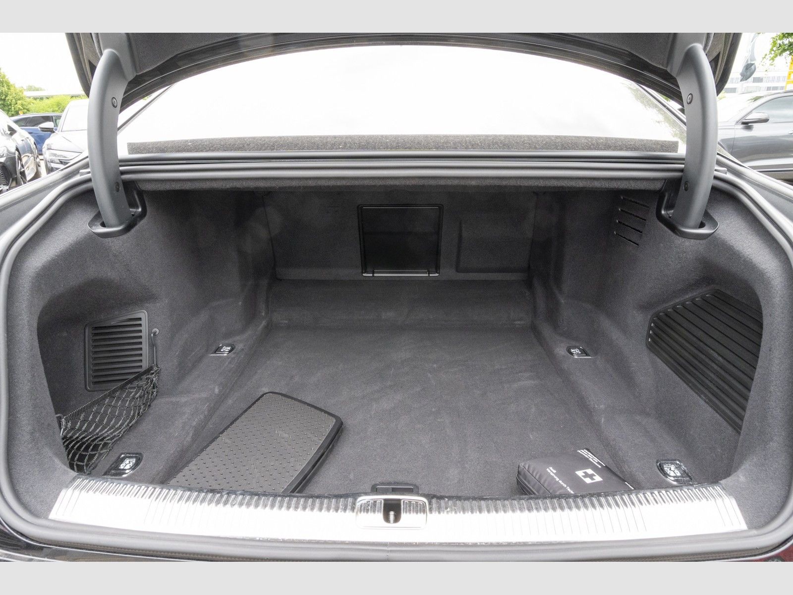 Audi A8 L 60TFSI Advanced - Samsaru's Car Outlet