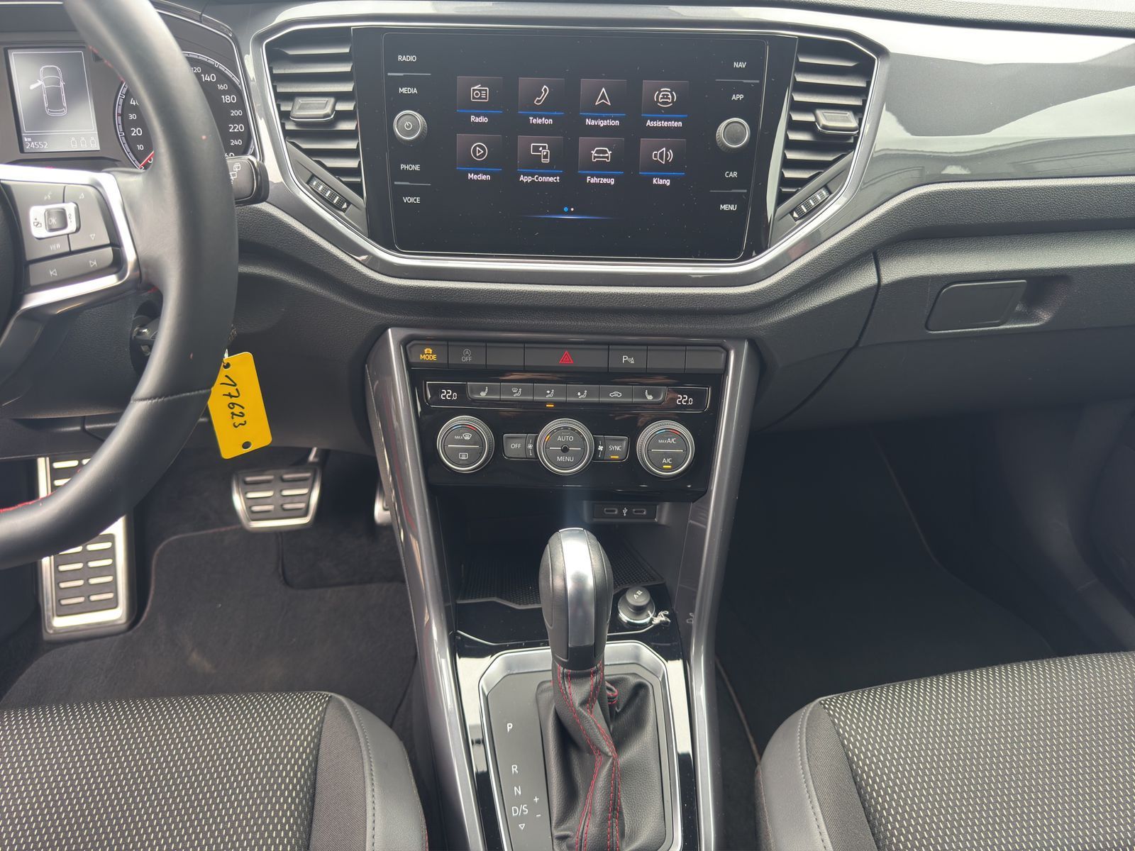 Volkswagen T-Roc 1.5 TSI Sport - Samsaru's Car Outlet