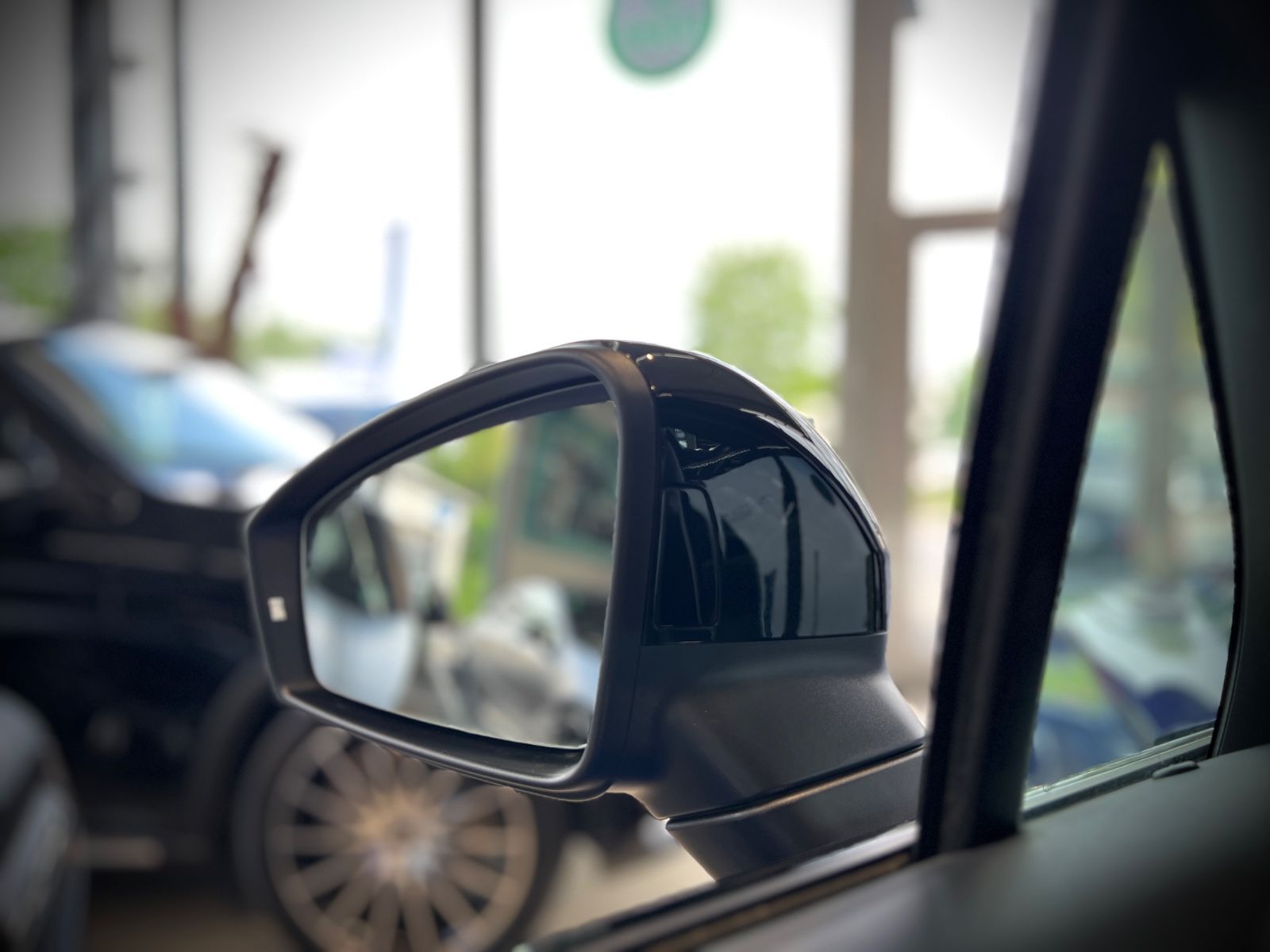 Volkswagen Touareg R-Line 4Motion - Samsaru's Car Outlet