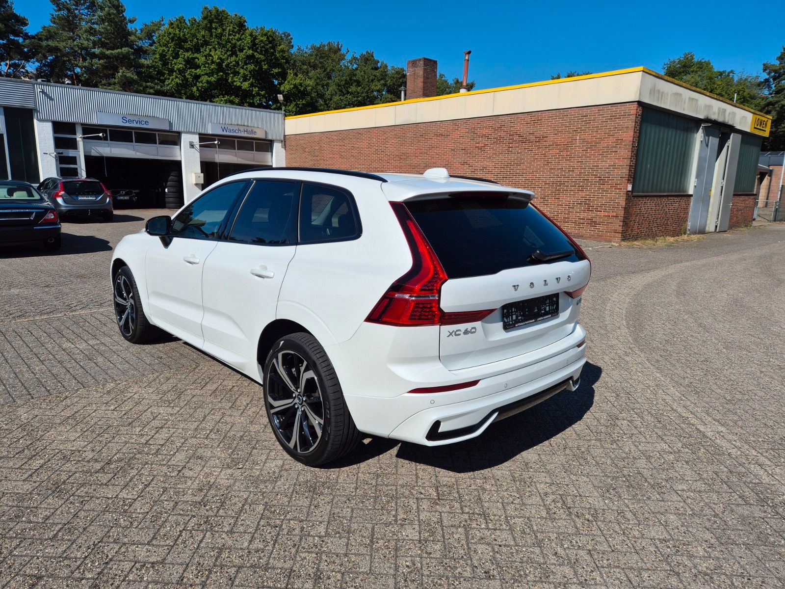Volvo XC60 Ultimate Dark AWD B4 - Samsaru's Car Outlet