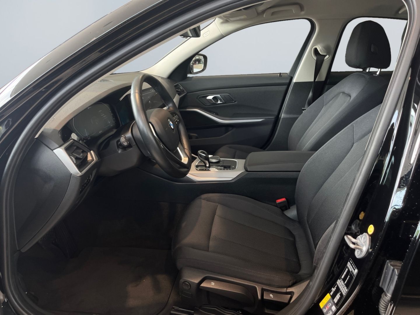 BMW 330 e Advantage - Samsaru's Car Outlet