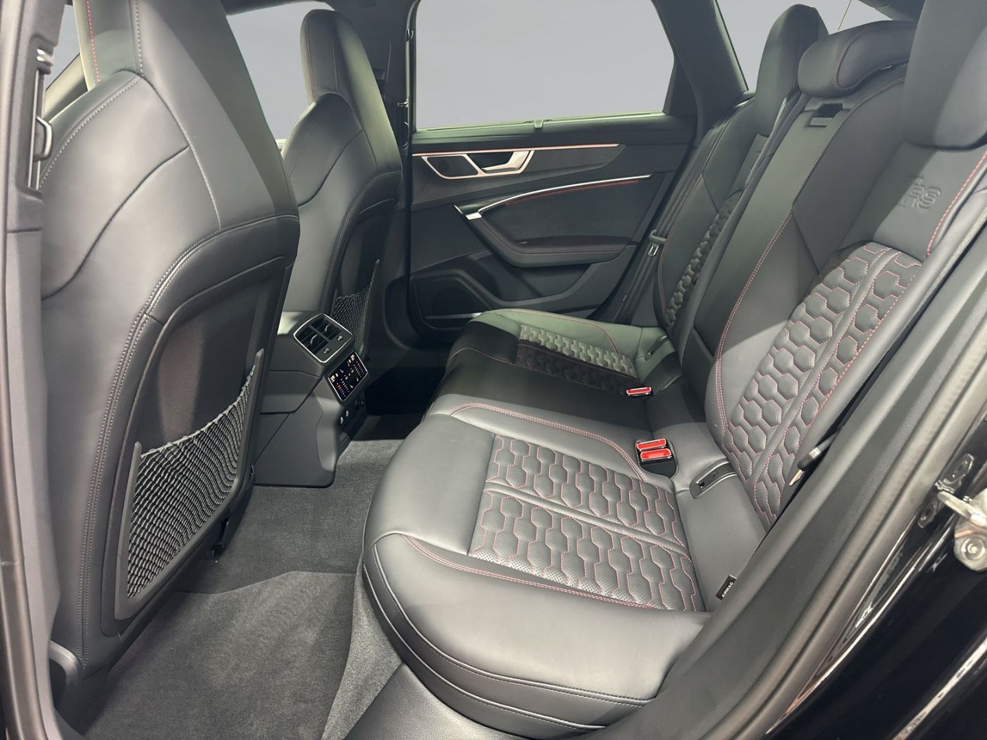 Audi RS6 Avant qu tiptro 360°+AHK+Keramik+Pano+Sthz
