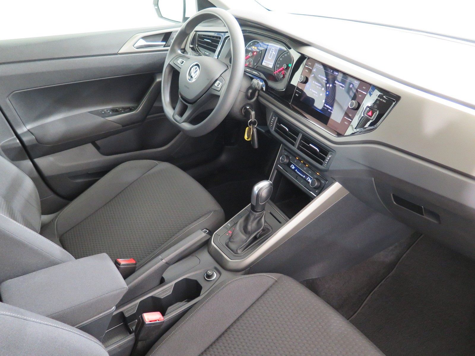 Volkswagen Polo VI Comfortline - Samsaru's Car Outlet