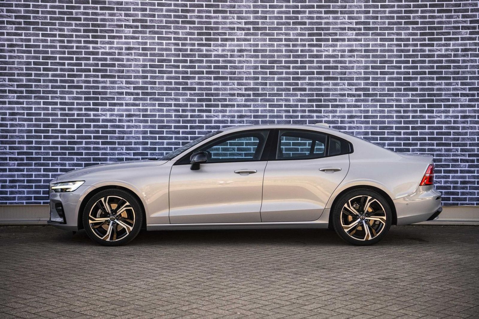 Volvo S60 2.0 B4 Plus Dark | Panoramisch schuif/kantel