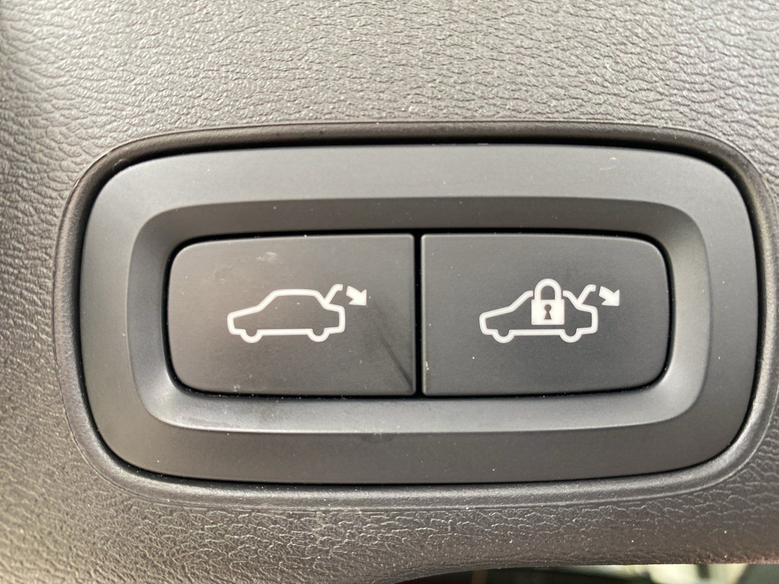 Volvo XC60 T8 Ultimate Dark Recharge AWD*AHK*Pano*WiPa
