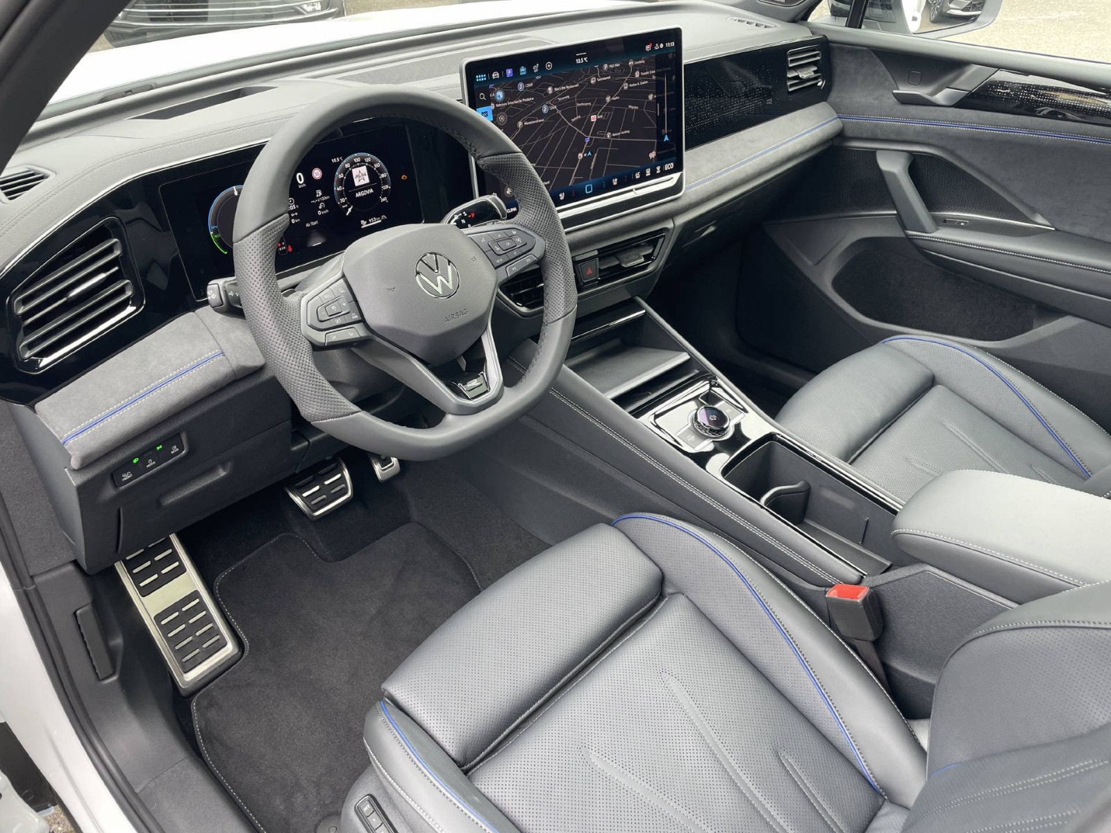 Volkswagen Tiguan TDI R-Line AHK 20Z Area Black Leder Pano