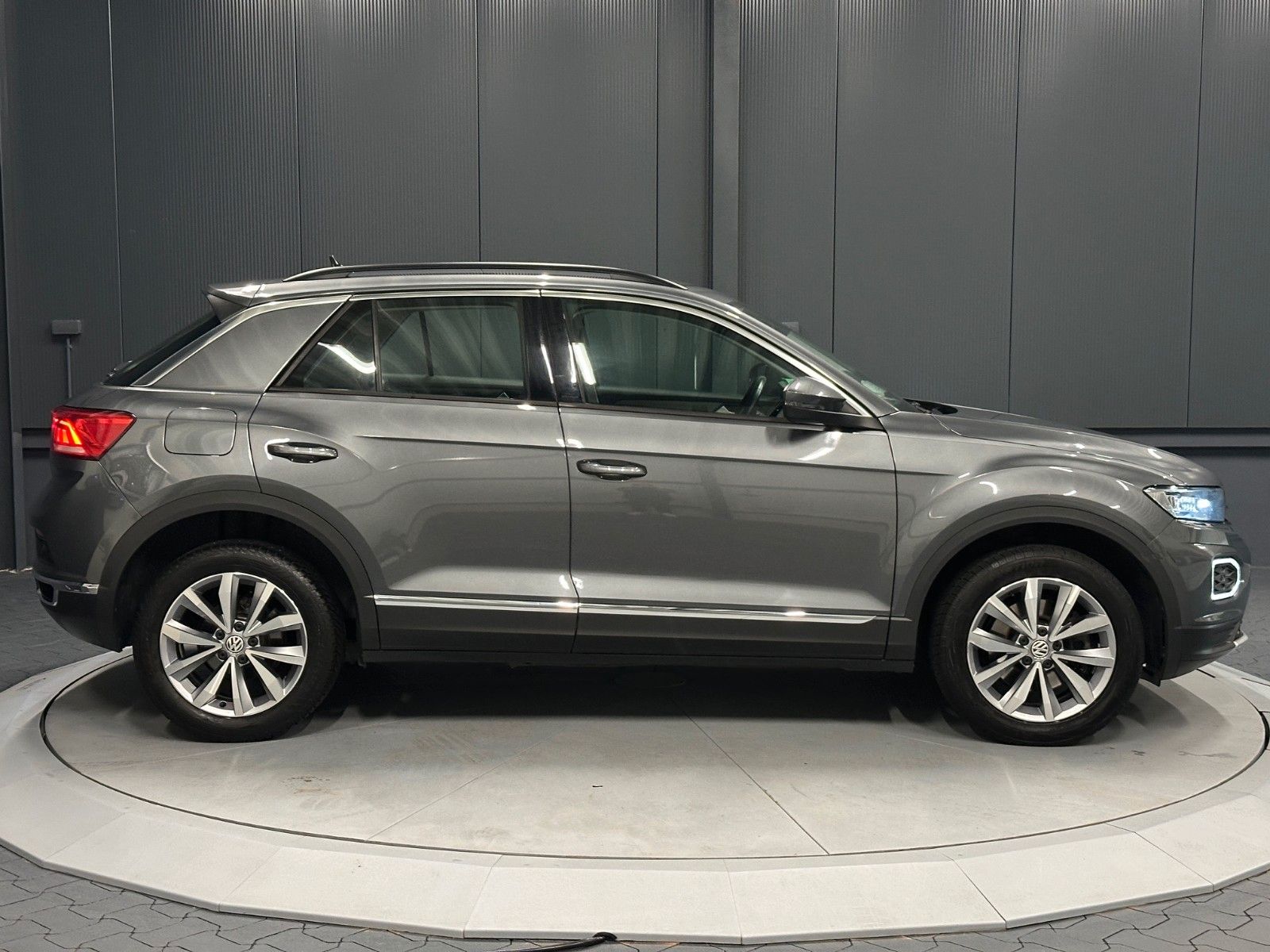 Volkswagen T-Roc 2.0 TDI DSG Style - Samsaru's Car Outlet