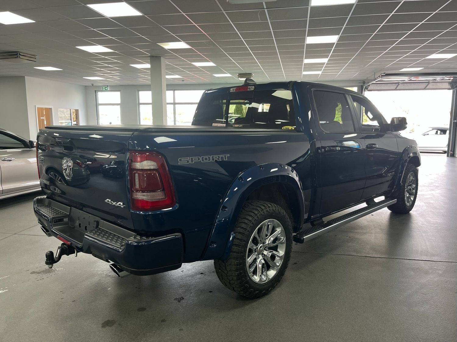 Dodge RAM 5,7l V8 *LARAMIE/12 Zoll Display/LED/AHK/SHZ