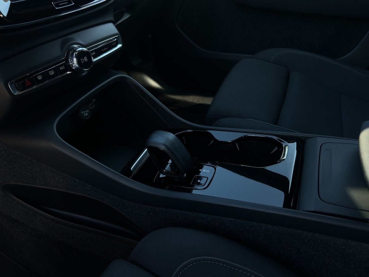 Volvo XC40 Core Pure Electric/Navi/LED/AHK/StHz/19Zoll