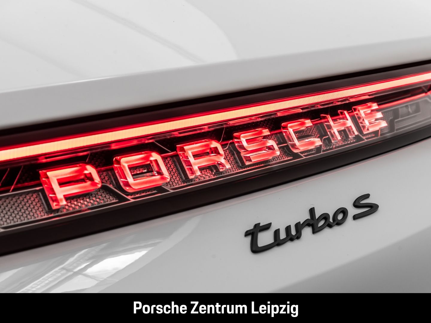 Porsche Taycan Turbo S Cross Turismo ActiveRide Burmeste