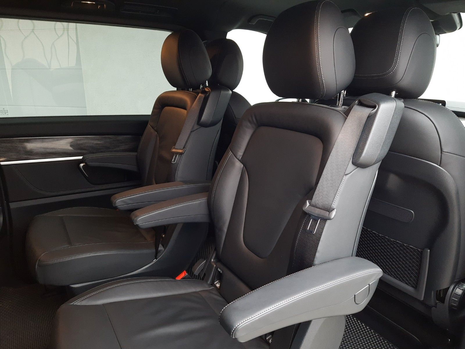 Mercedes-Benz V300d 4Matic AMG Packet - Samsaru's Car Outlet