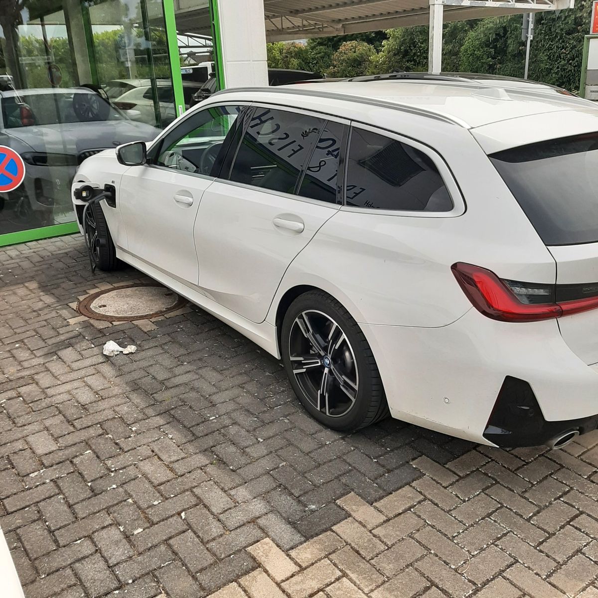 BMW 330e M-Sport - Samsaru's Car Outlet