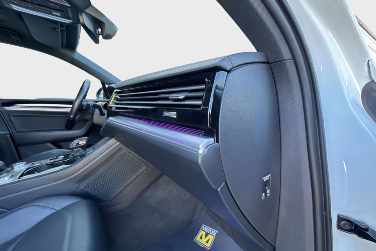 Volkswagen Touareg R 4Motion eHybrid - Samsaru's Car Outlet