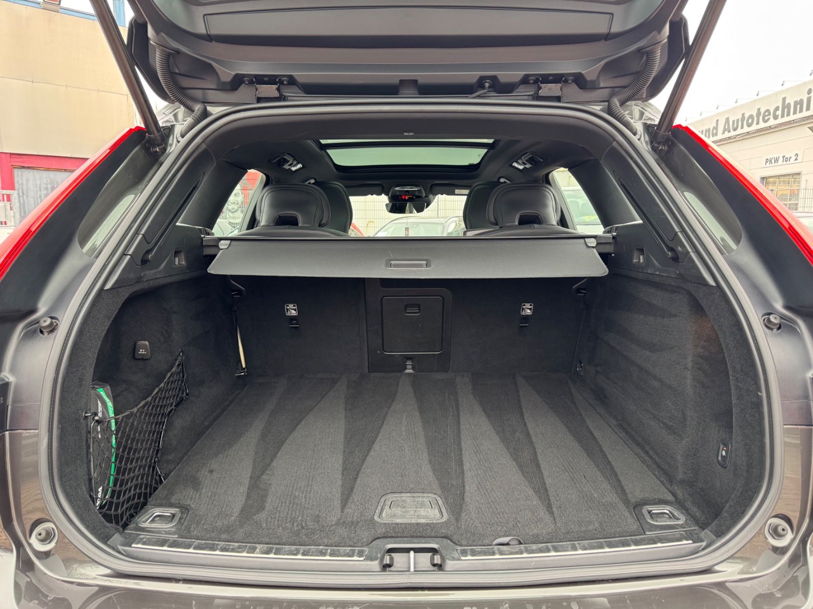 Volvo XC60 R Design AWD - Samsaru's Car Outlet