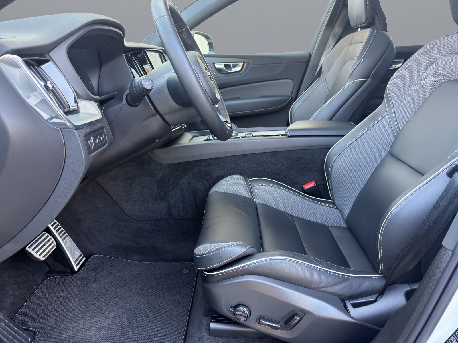 Volvo XC60 T8 R Design Plug-In Hybrid AWD+Headup+Pano