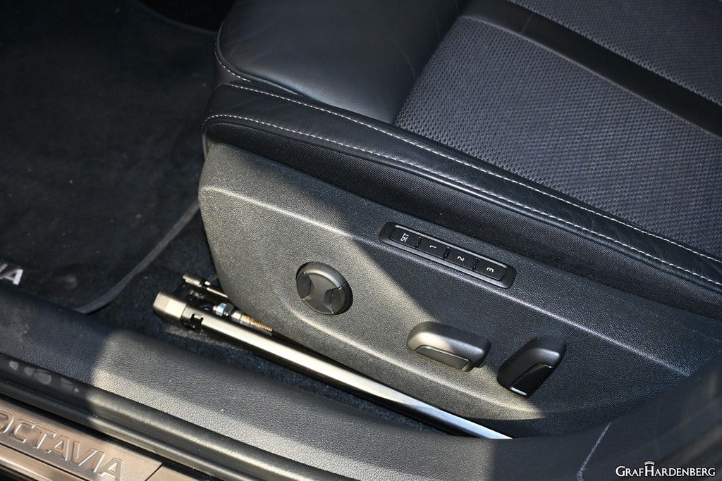 Skoda Octavia Combi 1.4 TSI iV Style iV - Samsaru's Car Outlet