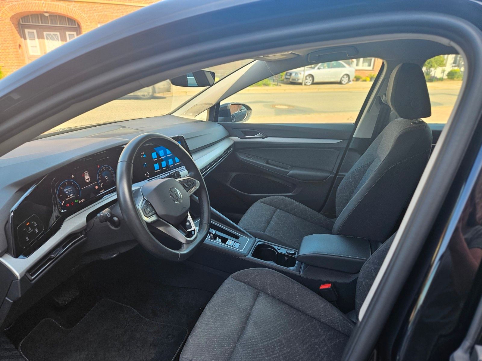 Volkswagen Golf VIII 2.0 TDI Variant Life - Samsaru's Car Outlet