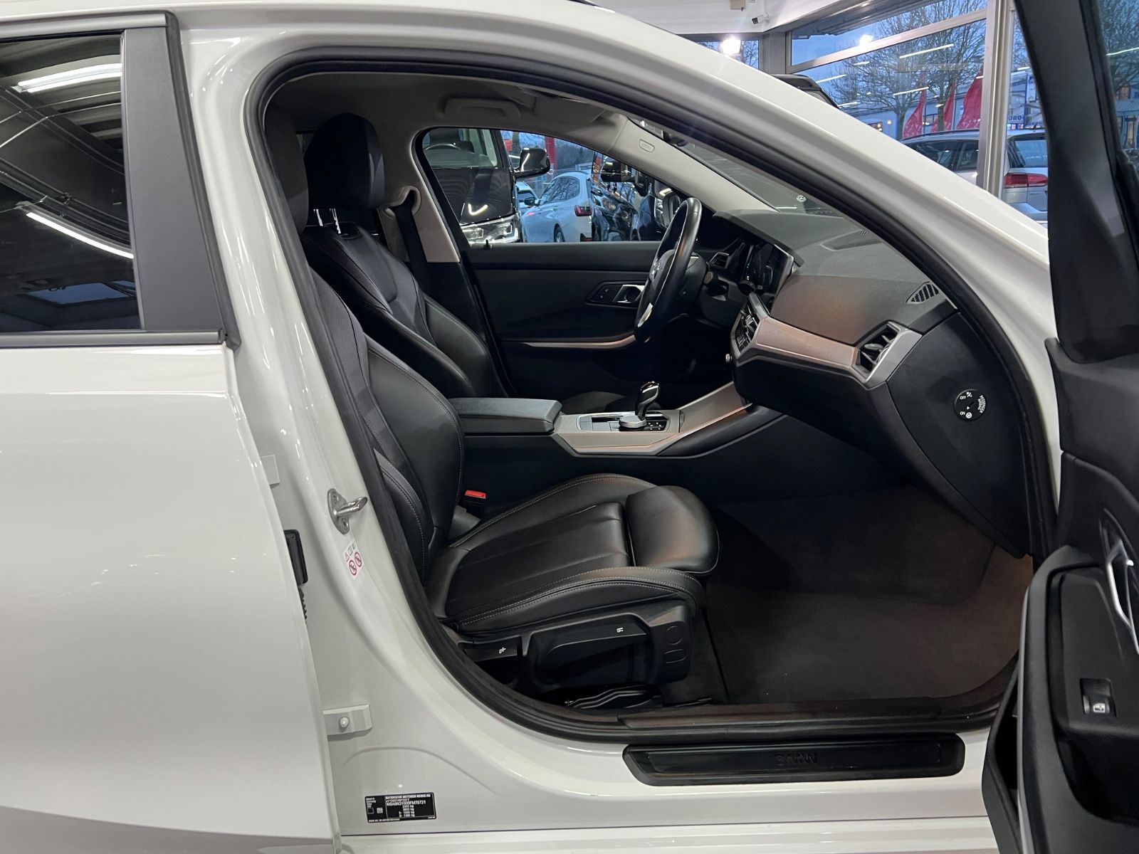 BMW 330 e Touring Advantage - Samsaru's Car Outlet