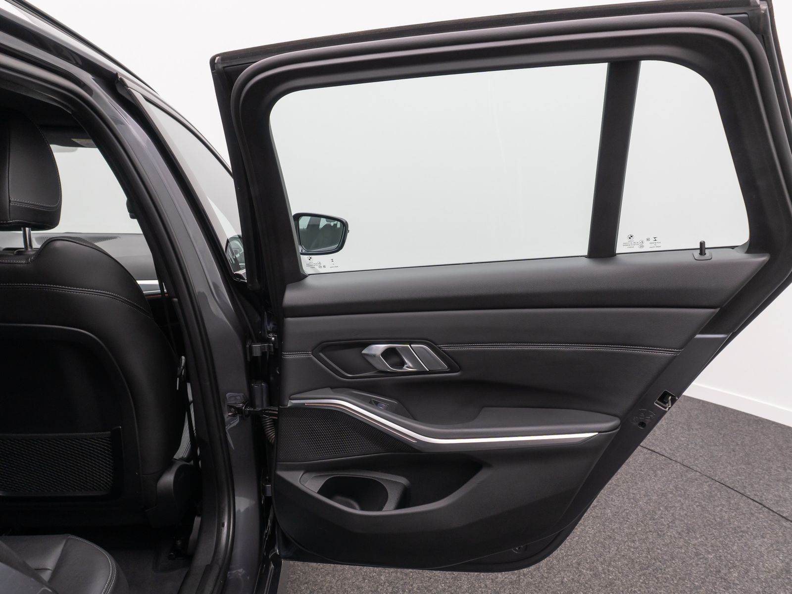 BMW 320i Sport Line - Samsaru's Car Outlet